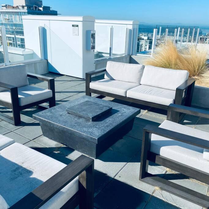 360º Rooftop Patio Views. Your-Home-Away-From-Home Норт Ванкувър Екстериор снимка
